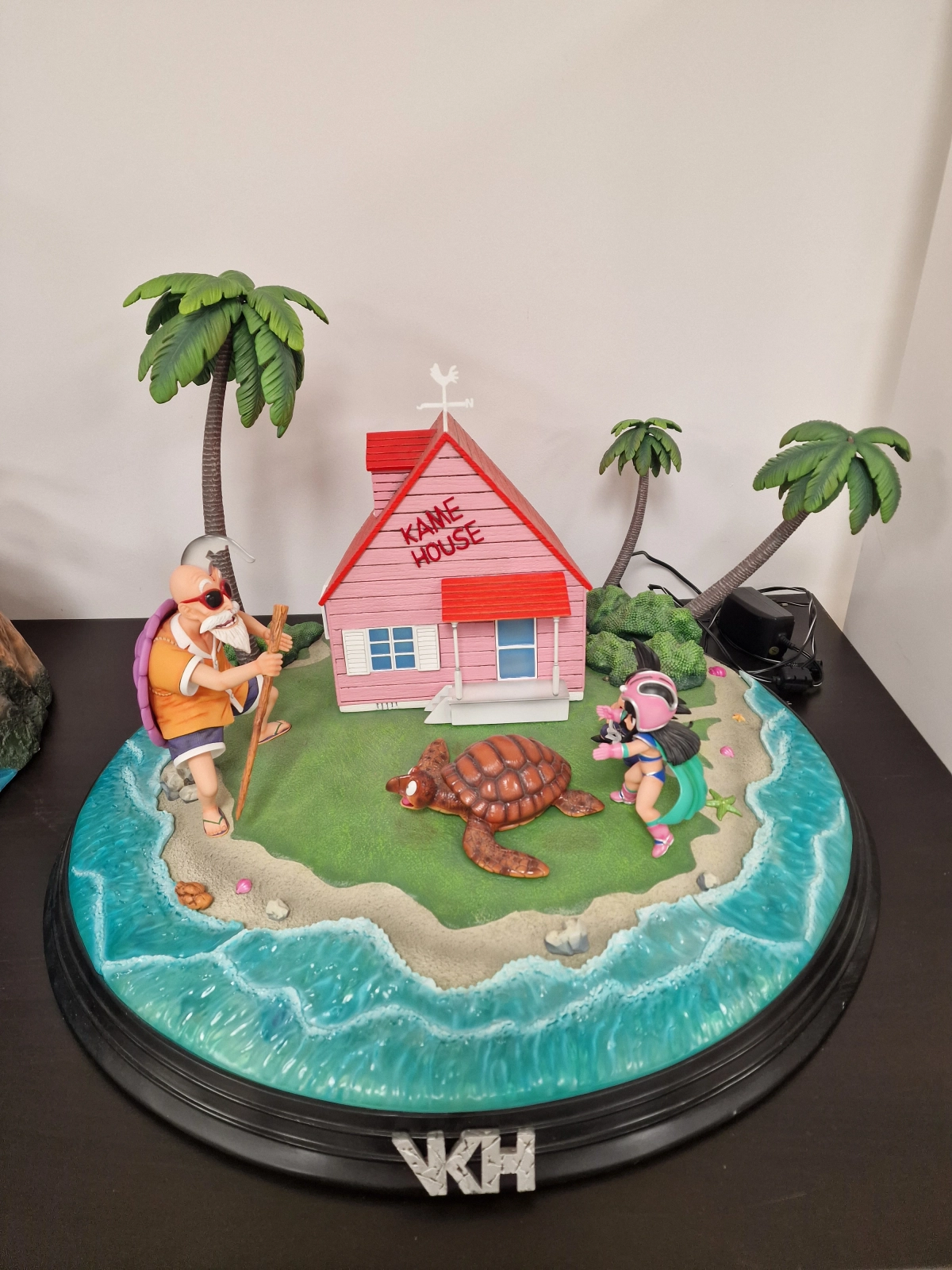 Diorama VKH Kame House Dragon Ball LED 75 cm – Maître Roshi, Goku & Chichi - Image 1